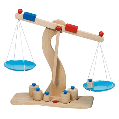 BILANCIA+IN+LEGNO+CON+PESI%3Cbr%3E%3Ci%3EGOKI%3C%2Fi%3E